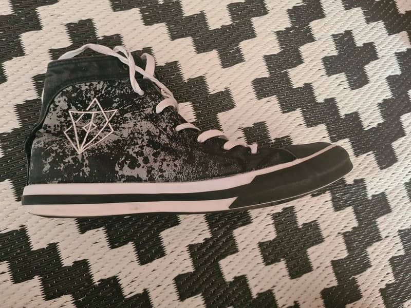 Logo shoes